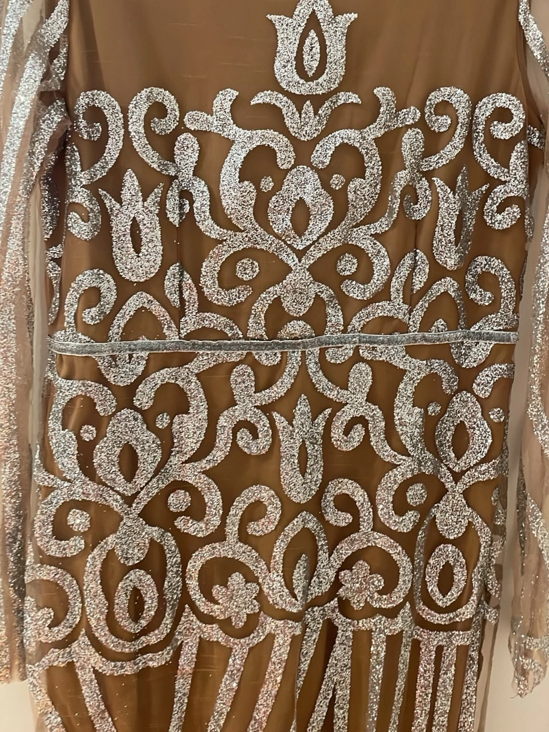 Lång glittrig klänning med silvermönster - 1