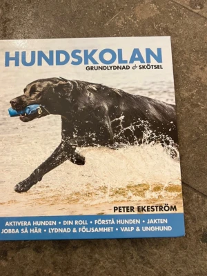 Bok ”Hundskolan” Grundlydnad & Skötsel - Jättefin och bra bok.  Hann tyvärr aldrig läsa då vi inte har hund längre.  En liten defekt i hörnet som varit från början då jag beställde boken online, de sista bilden.