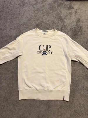 Cp company sweatshirt - Cp company sweatshirt från kollektionen comics and cars. Stl S men passar M också, Nice tryck och den är exclusiv och svår att få tag på då den inte tillverkas längre. Frågor? Kom dm✅ Allt gott, mvh Noah