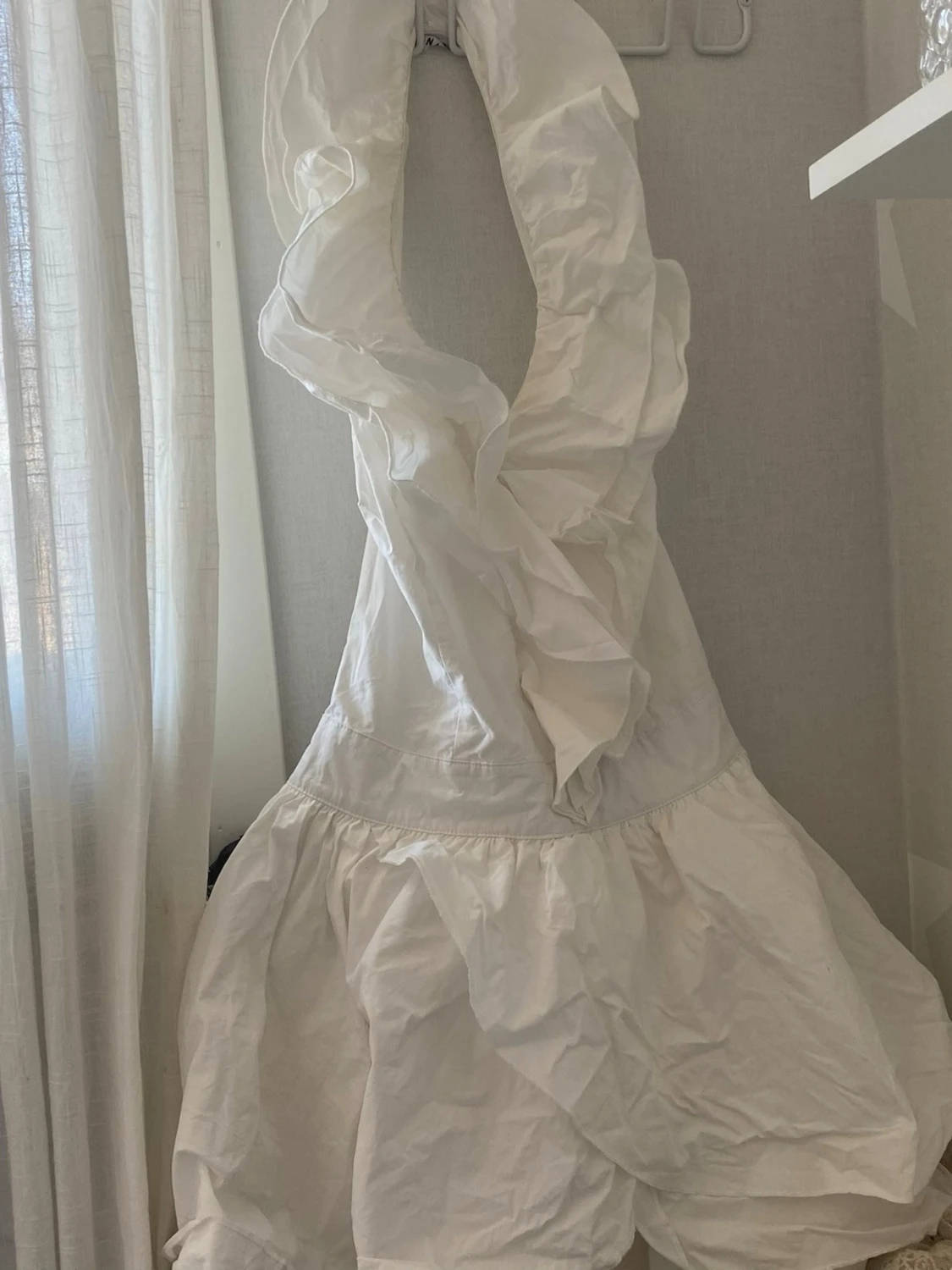 Vit volangklänning med v-ringning - 1