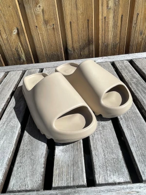 Beige Yeezy Slide tofflor - Säljer ett par Yeezy Slide tofflor i beige färg Helt nya btw 