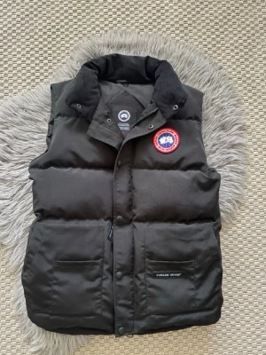 Svart väst helt ny  - Storlek M 