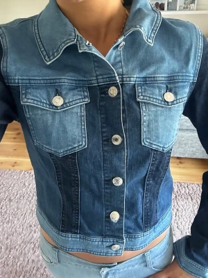 Jeans jacka orsay - Denimjacka  Superfin jeansjacka i olika tvättar från orsay som ger en snygg och unik look 😍 Sitter jättefint på och passar perfekt till både jeans och kjol. En riktig statement jacka som lyfter vilken outfit som helst! Storlek 38 men skulle säga en 36a!  Mycket fint skick! 