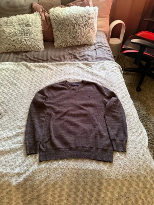 Mörkgrå stickad tröja Polo Ralph Lauren - Säljer min fina Ralph Lauren tröja i stenig grå färg, storlek S. Den har alltid hängts vikt på galge för att inte halsringen ska töjas ut, (förutom nu på bilderna). Hör av dig vid funderingar!