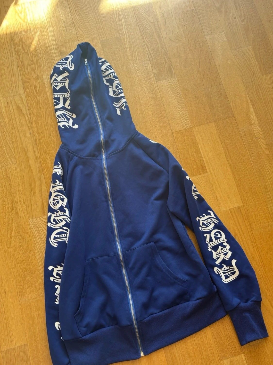 Blå hoodie med tryck på ärmarna - 3