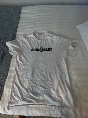 Vit Burberry t-shirt - Vit t shirt från burberry, inga skador eller fläckar, använt några gänger