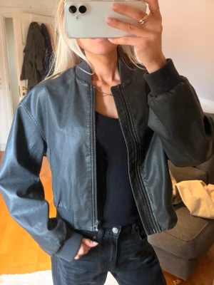 Svart bomberjacka  - Croppad populär bomberjacka ifrån nakd i mycket bra skick