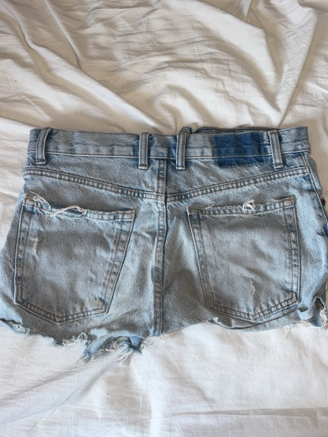 Ljusa denimshorts med slitningar - 1