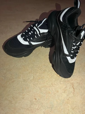Sköna sneakers  - Helt nya oanvända, passar också 42 
