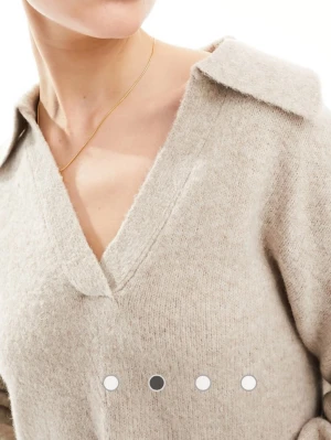Beige stickad tröja med krage - Mysig beige stickad tröja med v-ringning. Tröjan har långa ärmar och kan också användas som off shoulder. Sjukt bekväm och använd bara ett fåtal gånger 💗
