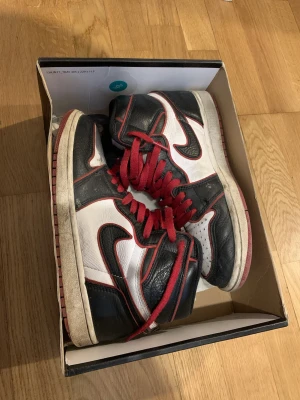 Nike Air Jordan 1 High bloodline - Jätte fina skor funkar till allt 