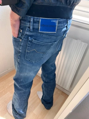 Jacob cohën jeans 688 - Hej! Säljer mina Jacob cohën jeans i modellen 688, skick 8/10! Ny pris 5499kr! Storlek 32