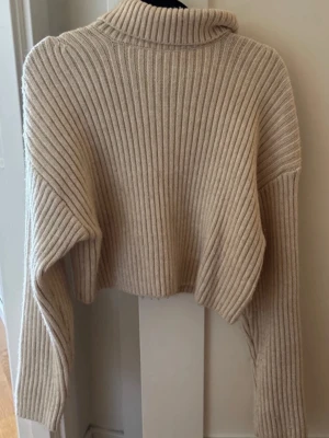 Beige stickad tröja  - Beige stickad tröja med polo krage 