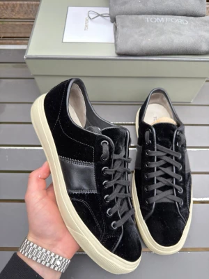 Tom ford skor  - Säljer dessa sjukt feta tom ford skor. Size 9 som motsvarar 44! Skick 8,5/10. Box+ 2 stycken dustbags ingår! Nypris ca 9000kr. Mitt pris 2999kr kan gå ner i pris vid snabb affär! Hör av dig vid frågor 🤩