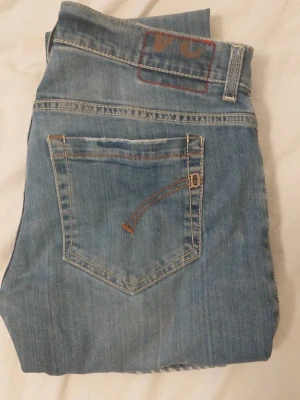 DonDup  - Snygga blå DonDup jeans. Klassisk fem-fickdesign. Nypris runt 3000+ jag säljer för endast 499. Hör av vid funderingar!