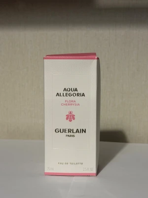 Guerlain Aqua Allegoria Flora Cherrysia - Aqua Allegoria Flora Cherrysia från Guerlain är en fräsch och blommig eau de toilette. Förpackningen är vit med rosa detaljer och rymmer 75 ml. Doften har inslag av körsbärsblom och passar dig som gillar lätta, fruktiga parfymer. Snygg och stilren design.