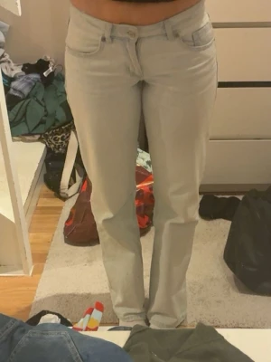 Ljusblå jeans - Säljer ett par ljusblå jeans med låg midja från Zara💓