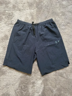 Under Armour shorts - Mörkblå Under Armour shorts i storlek XL. Använda ett fåtal gånger, skriv vid frågor!