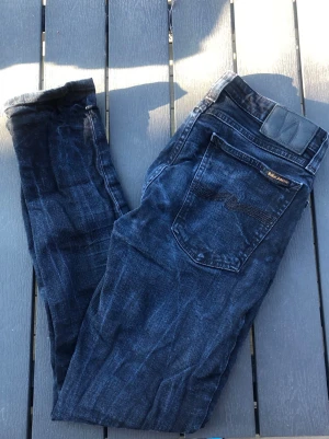 Nudie Jeans - Säljer ett par riktigt snygga Nudie jeans. Storleken på jeansen är W31, L30. Passar XS/S/M. Perfekta till vardagslooken och passar till det mesta. Säljs för 199kr pga att jag inte får användning av dem och nypris är 1500-1800kr!☺️