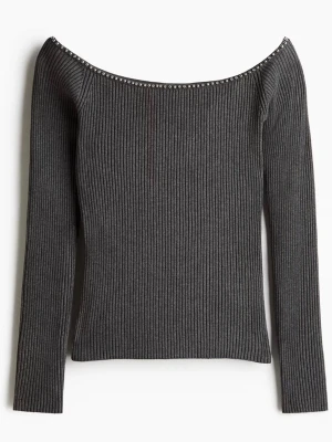 Grå ribbad offshoulder topp - Snygg grå ribbad offshoulder topp med långa ärmar och dekorativa små nitar längs halsringningen. Superfin och aldrig använd så inprinsip i nyskick! Från H&M och slutsåld ❤️