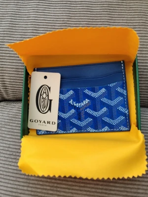 Blå korthållare från Goy4ard  - t stilren accessoar för dig som gillar lyxiga detaljer.
