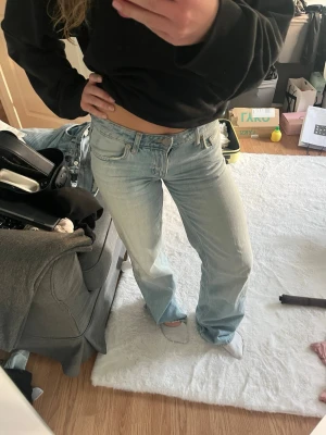 Ljusblå raka jeans från Zara - Använda en gång. Säljer ett par ljusblå jeans från Zara med rak passform. Tyvärr e de för små för mig. Storlek 32.