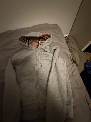 Grå Burberry hoodie - Grå Burberry hoodie i storlek S men passar även M. Den är som ny eftersom inga tecken på användning. Skriv vid funderingar, pris kan dirkuteras vid snabb affär.