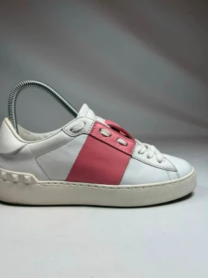 Valentino open - Säljer nu dessa feta Valentino open, skriv för fler bilder/frågor😊