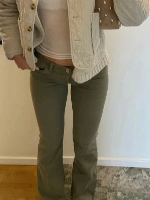SÅÅ SNYGGA JEANS!! - Säljer ett par gråa bootcut jeans från Nelly med låg midja och snygga detaljer på bakfickorna. Jeansen har klassisk femficksdesign och är tillverkade i ett stretchigt material och inget täcken på användning ❤️❤️
