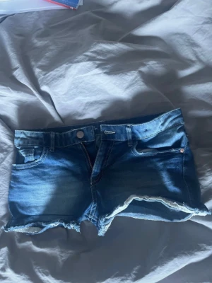 Blå jeansshorts med fransig kant - Snygga blå jeansshorts i storlek 152 men som känns som en XXS/XS.💓 Låg midja men inte så låg att man blir obekväm. 