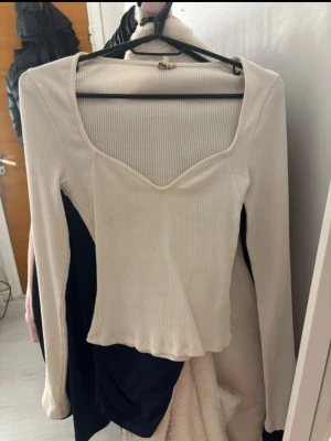 Topp från nelly  - Använd fåtal gånger. Typ v-ringad topp, den är typ vit/beige