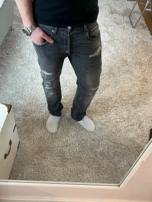 Replay Jeans med slitningar  - Replay Grover Jeans | skick 9/10 | Storlek 32/32 | Pris - 649kr | Modellen är ca 180cm lång | Hör av dig vid minsta fråga eller fundering!!