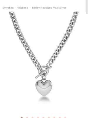 Edblad halsband - Stilrent halsband från Edblad i silver med ett super snyggt hjärta. Halsbandet är i jätte bra skick då det inte är så användt. Blankt rostfritt stål, vattentåligt  och nickelsäker. Kedjans längd- 45cm. 💞Nypris - 799kr