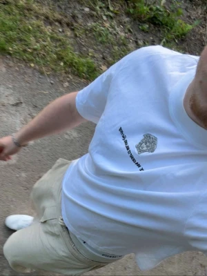 Versace T-shirt vit  - Vit Versace T-shirt i storlek M. Nypris ligger på 4,300kr köpt på Zalando 