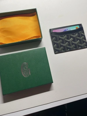 Lyx Korthållare - Säljer min GY korthållare inga defekter alls toppskick, perfekt inför sommaren fraktar inom 24H📦