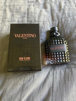 Perfume Valentino Uomo Born in Roma Coral Fantasy 100ml - Säljer min Valentino-parfym eftersom doften inte riktigt passar mig. Flaskan är nästan/full och fungerar som den ska. Fick den i födelsedagspresent och den har bara testats några gånger.  * 100 ml * Med originalkartong * Förvarad bra * Väldigt snygg flaska och håller länge på huden  Jag föredrar helst kontanter vid köp eftersom det är lättare för mig att spara pengarna så 😊  Skriv gärna vid frågor eller om du vill ha fler bilder!