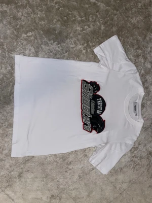 Trapstar Tshirt - Trapstar Tshirt som använt 1 gång. Väldigt fin material på märket och tröjan. Stickat märke.