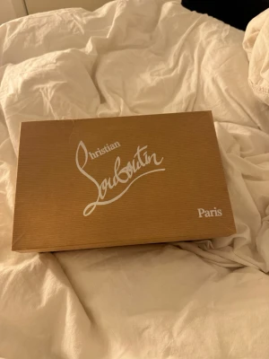 Christian Louboutin Pigalle 100 klackar  - Säljer ett par Christian Louboutin Pigalle 100 klackar.  Köpte begagnat för ca 1 år sedan men har tyvärr inte använt! Boxen och dustbag med ett par nya tippar till klacken med följer. Storlek 41😊
