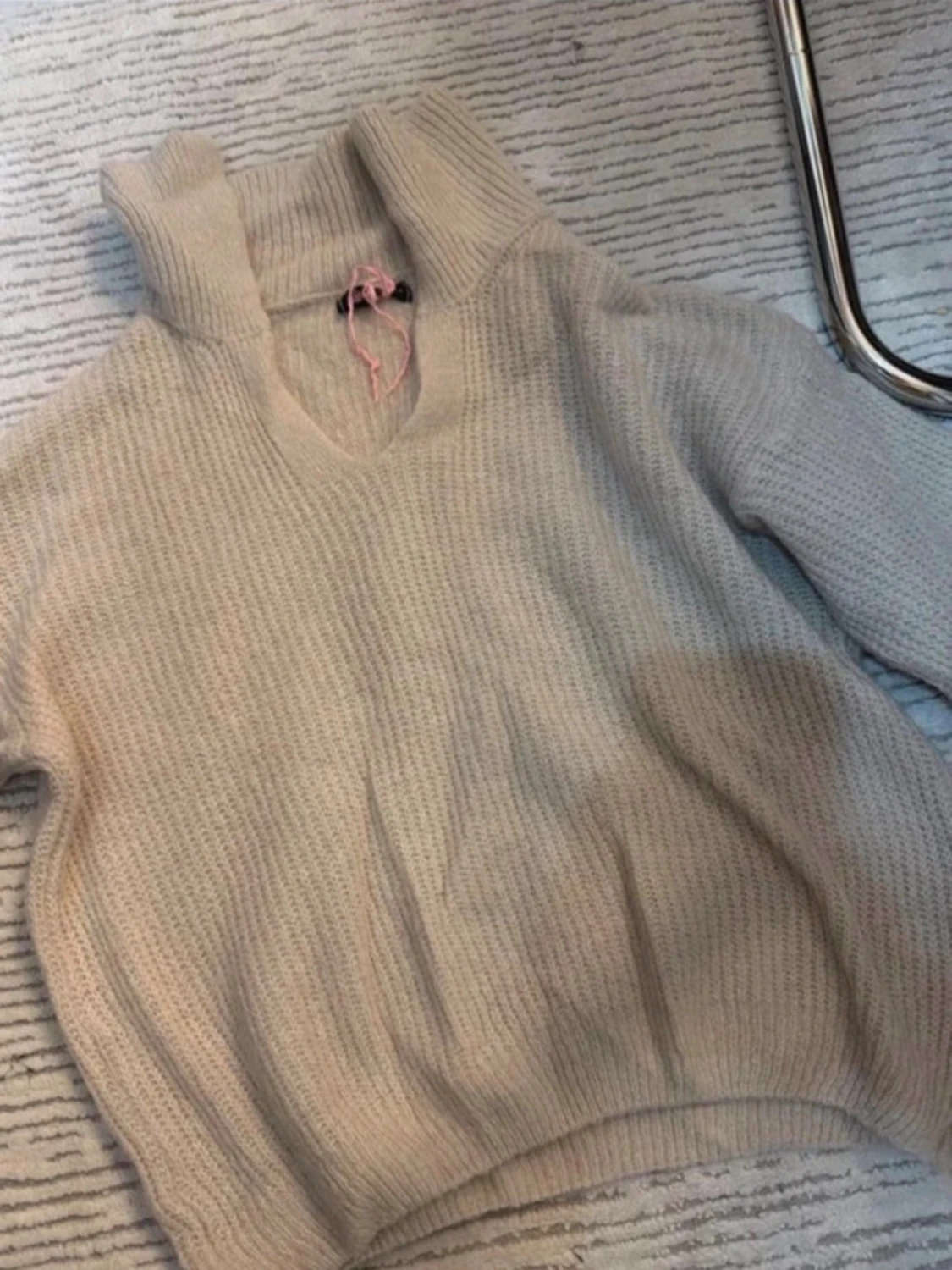 Beige stickad tröja med krage