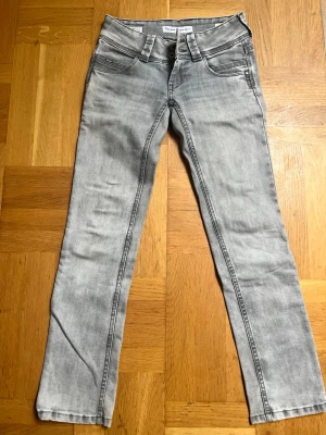 Gråa PEPE jeans  - Gråa PEPE jeans, straight leg XS. Nyskick!