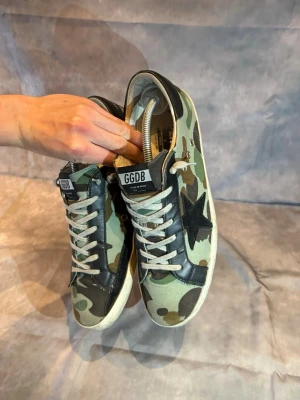 Golden goose camo - Tjo, säljer dessa limited edition Golden Goose i färgen camo - perfekt för sommaren och jätte fräsch skick - size 44, går för 6000kr nya - mitt pris= 2349kr