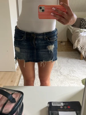 jeanskjol - så snygg lågmidjad jeanskjol! säljer då den är lite stor, kom med prisförslag!💞