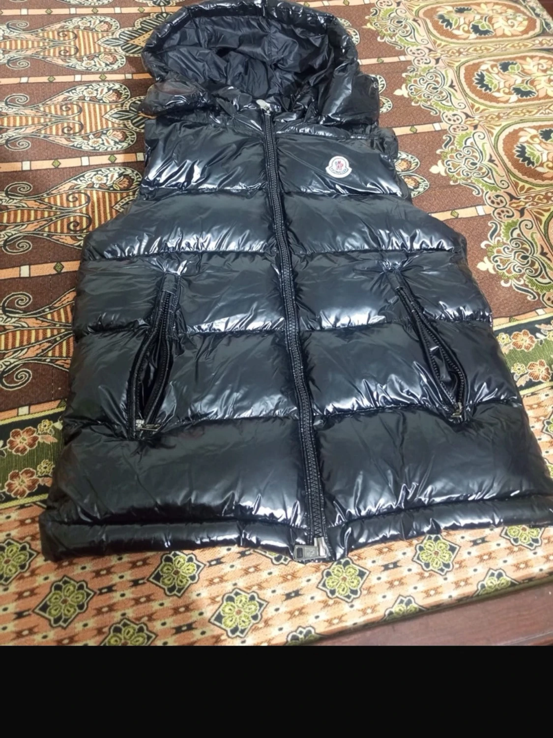 Svart dunväst från Moncler med huva - 1