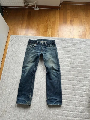 Momotaro jeans - Ett par riktigt sjyssta Momotaro jeans (Japansk denim) i storlek 31 och yttrelängd  94cm. Jeansen är proffesionellt sydda i fickan och skrevet som du kan se på bilderna. Det är bara o skriva ifall du har några frågor. 