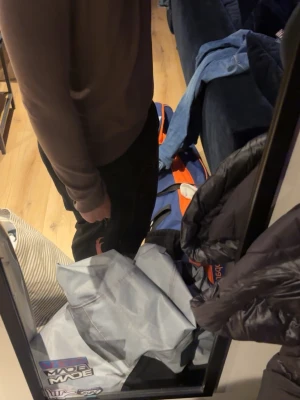 Brun basic sweatshirt - En enkel brun sweatshirt med rund hals och långa ärmar. Tröjan har en avslappnad passform och ribbade muddar vid ärmslut och nederkant. Perfekt för en chill och stilren look.