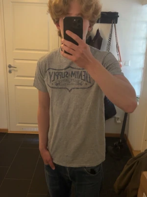 Denim & Supply T-Shirt - Säljer en väldigt snygg denim & supply Ralph Lauren T-shirt. Tyvärr har tröjan några diskreta små håll i sig men dem borde enkelt gå att fixa | Storlek S | Kom gärna med frågor!