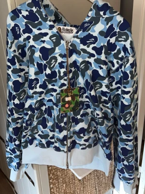 Bape zip hoodie  - Säljer lillebrorsans bape hoodie som inte passar längre, kvittot är borta så därför säljs den till ett mycket billigare pris!
