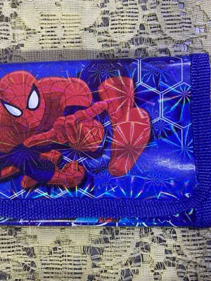 Spiderman barn plånbok  - Coola plånböcker med Spiderman-motiv i glansigt material. En är blå med blå kant och den andra är röd med röd kant. Perfekt för dig som gillar superhjältar och vill ha en färgglad accessoar till dina pengar och kort. 55kr/st , helt ny 