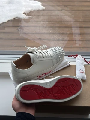 Vita sneakers  från Louboutin - Små i storleken, aldrig använda och priset kan diskuteras vid snabb affär. De är äkta köpte från miinto!