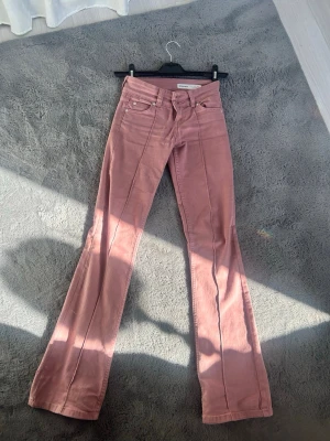 Rosa bootcut jeans från bershka - Snygga rosa bootcut jeans från bershka i storlek 32 accepterar bud